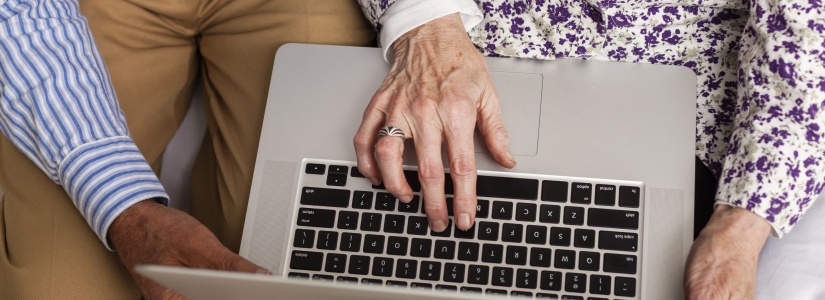 Idosos enfrentam barreiras para acessar serviços digitais do INSS, e pontos físicos são reforçados