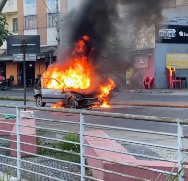 Carro pega fogo em pleno centro de Pará de Minas no fim de semana