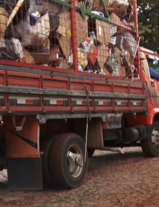 Mais de 10 caminhões com entulho e pneus velhos são retirados do bairro São Cristóvão durante o mutirão de limpeza