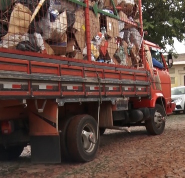Mais de 10 caminhões com entulho e pneus velhos são retirados do bairro São Cristóvão durante o mutirão de limpeza