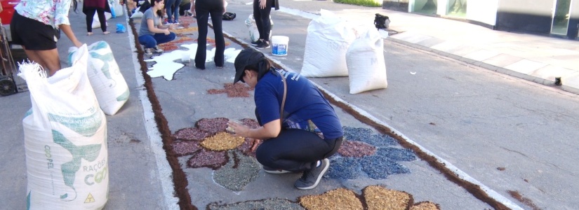 Cultura e fé: oficina de confecção de tapetes para procissão de Corpus Christi acontece neste sábado
